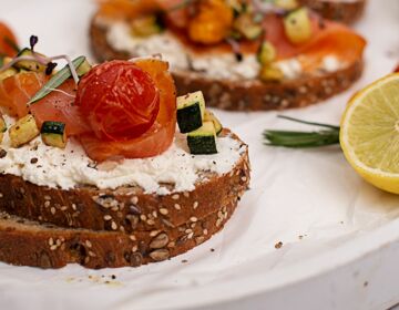 Ölz Körndlbrot mit Lachs, Zucchini und Ofentomaten