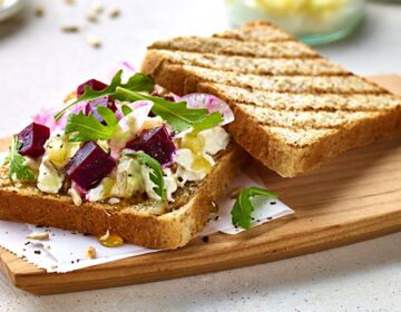 Ölz Mehrkorn Toast - rote Rüben, Apfel-Kren, Chioggia Rübe & geröstete Sonnenblumenkerne