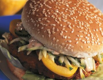 Ölz Maxi Burger Brötle mit Gemüse, Tofunaise & Zucchini-Salsa