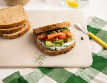 Mischbrot Smoked Salmon Sandwich_Foto_Quer_2-min