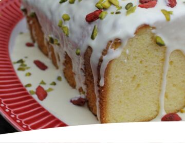 Ölz Zitronenkuchen mit weißer Schokoladenglasur, Pistazien & Gojibeeren