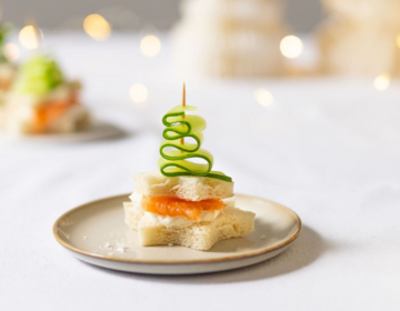 Ölz Super Soft Sandwich "Weihnachtsbaum" mit Frischkäse, Gurke & Räucherlachs