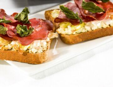 Ölz Kornspitz Toast mit Schafkäse, Jungzwiebeln, roter Pfeffercreme & Bresaola