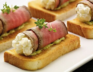 Ölz Butter Toast mit Roastbeefröllchen & Senfgurkenrahm