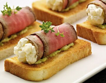 Ölz Butter Toast mit Roastbeefröllchen & Senfgurkenrahm