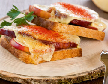 Ölz Mehrkorn Toast Geselchtes mit Äpfel und mit Käse überbacken