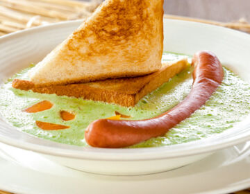 Ölz Butter Toast Toastschiffchen am Erbsensee mit Würstchenbaumstämmen und Karottenfischen