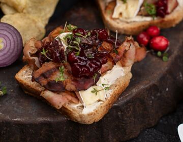 Gerösteter Ölz Mehrkorn Toast mit Speck, Camembert & Zwiebelchutney 