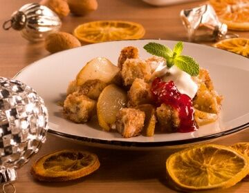 Ölz Butter-Mandel Stollen mit gebratenen Birnen, Preiselbeeren & Naturjoghurt
