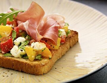 Ölz Mehrkorn Toast mit Ruccola-Schafkäse, Ofenpaprika & Serrano Schinken