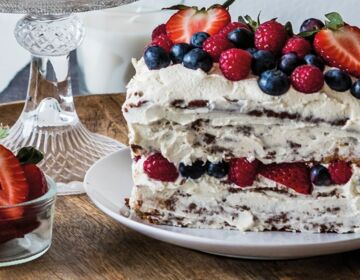 Ölz Marmorkuchen als Naked Cake mit Frischkäsecreme und Beeren