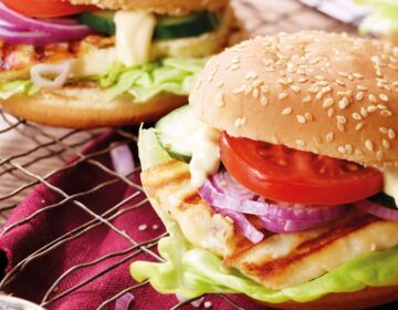 Ölz Burger Buns mit Halloumi und Gemüse