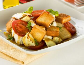 Ölz Butter Toast - Brotsalat mit Büffelmozzarella, Artischocken & Basilikum