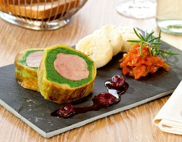 Ölz Butter Toast Schweinefilet im Toastmantel Wurzelgemüse-Kirschjus, Karottenchutney, Gries-Briocherolle