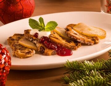 Ölz Butter-Christ Stollen mit karamellisierten Birnen, Preiselbeeren & Naturjoghurt