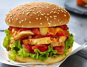Ölz Maxi Burger Brötle mit Tandoori Huhn, Cheddar Käse, gegrillte Ananas, Romanasalat & Jalapenos