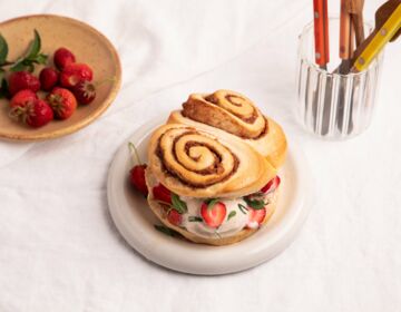 Ölz Cinnamon Rolls "Eis Sandwich" mit Erdbeeren & Minze