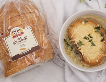 Ölz Weissbrot Käsecrostini auf Zwiebelsuppe mit Prosecco