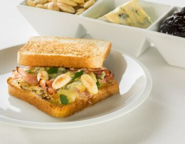 Ölz Mehrkorn Toast mit lauwarmem Räucherschinken, Petersilien-Honigtopfen & Blauschimmelkäse