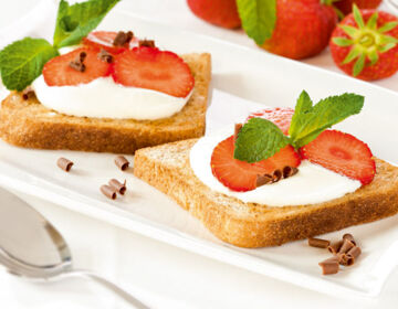 Ölz Mehrkorn Toast süß mit Erdbeeren