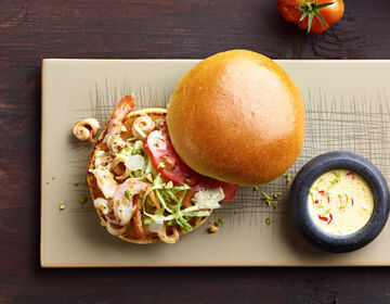 Ölz Brioche Burger Brötle mit Calamari & Garnelen, „gepickeltem“ Eissalat, Chili-Limettenmayonnaise & Wasabinüsse