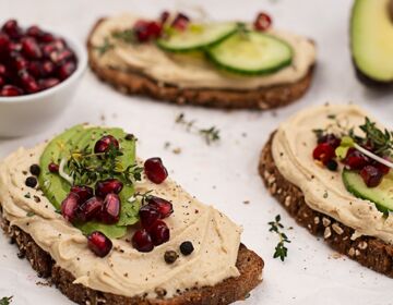 Ölz Dinkel-Vollkornbrot mit Hummus und Avocado