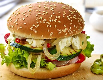 Ölz Maxi Burger Brötle mit griechischem Schafskäse, geschmorte Olivenzwiebeln, Guacamole & geräucherter Paprika