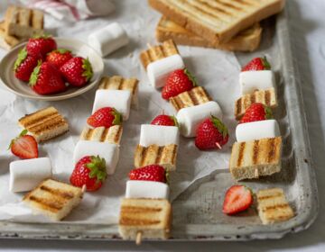 Ölz Riesen Toast "Grillsticks" mit Marshmallow & Erdbeeren