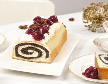 Ölz Mohn Stollen mit Mascarponecreme und Kirschsauce