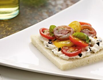 Ölz Sandwich Toast mit Oliven-Ricottacreme & marinierten Tomaten