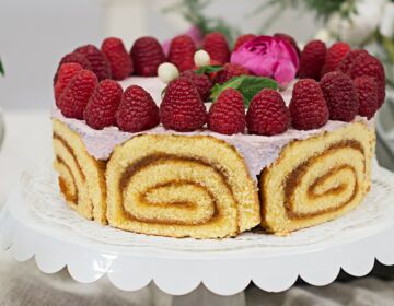 Ölz Marillen Roulade als runde Charlotte mit Himbeeren