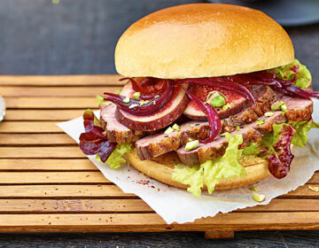 Ölz Brioche Burger Brötle mit gebratener Gewürz-Entenbrust, Feigen, Seidentofu, gesalzene Pistazien &  geschmorte Portweinzwiebeln