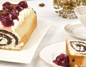Ölz Mohn Stollen mit Mascarponecreme und Kirschsauce