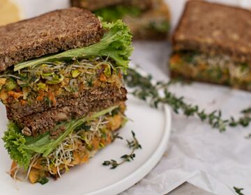 Ölz Dinkel-Vollkornbrot mit Kichererbsenaufstrich und Gemüse