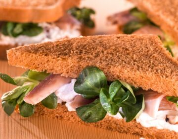 Ölz Farmer Soft Sandwich mit mild geräuchertem Fisch & Haselnuss-Apfel-Topfen