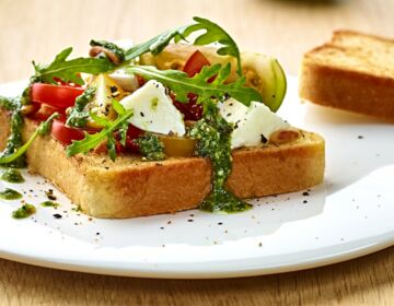 Ölz Butter Toast á la "Caprese" - Tomatenvielfalt, Burrata, Rucolapesto