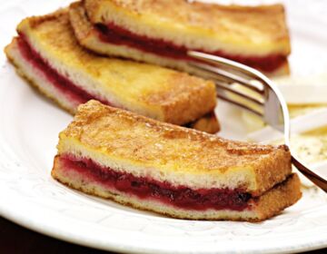 Ölz Sandwich Toast - Gebackene Preiselbeerpofesen mit Camembert