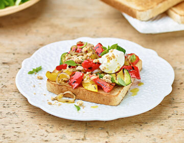 Ölz Dinkel Toast mit gegrilltem mediteranen Gemüse, Dinkelcrumble, Sojatopfen und Basilikumspitzen