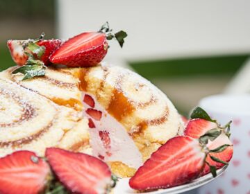 Ölz Marillen Roulade als Charlotte mit Erdbeer Creme