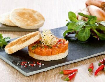 Ölz Butter Toast Lauwarmes Lachs-Tatar mit Ingwer und Chili