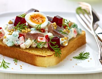 Ölz Butter Toast "Gabelbissen" - Gemüsesalat, Wachtelei, Apfel-rote Rübengelee, "Senfkaviar" & eingelegter Matjes