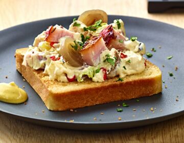 Ölz Sandwich Toast mit "Schweinsbratensalat", eingelegte Balsamicozwiebel, Birne, Gewürzmayonnaise & Chinakohl