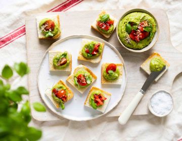 Ölz Butter Toast "Guacamole Toastadas" mit Tomaten