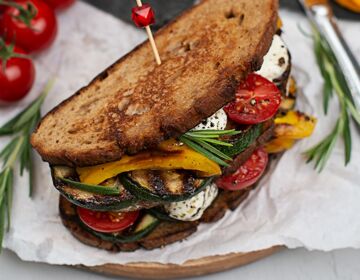 Ölz Krustenbrot mit gegrilltem Gemüse & Feta