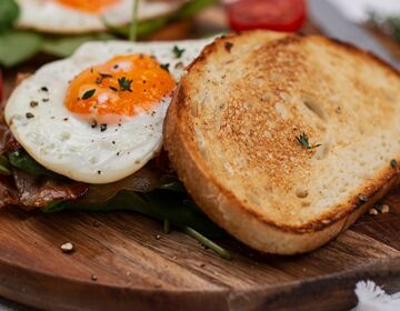 Ölz Weißbrot mit Spinat, Speck und Ei