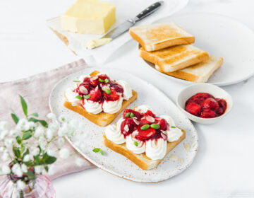 Ölz Butter Toast mit Ricottacreme & heißen Erdbeeren
