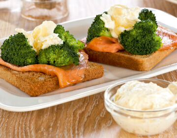 Ölz Dinkel Toast mit Broccoli auf Lachs mit Käse überbacken