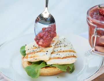 Ölz Brioche Burger Brötle mit Halloumi und Erdbeer Chutney