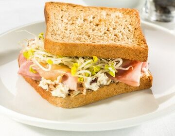 Ölz Kornspitz Toast mit überbackener Dörrzwetschkencreme, Beinschinken & würzigem Bergkäse