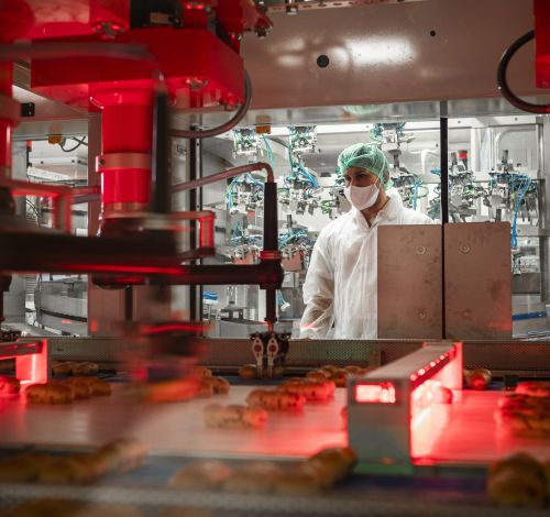 2021-07-28 Bäckerei Maschinenführer Reinraum Robotik Vordergrund
